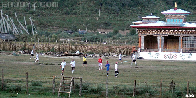 体验不丹足球:踢球只为乐趣 国青教练开出租 -