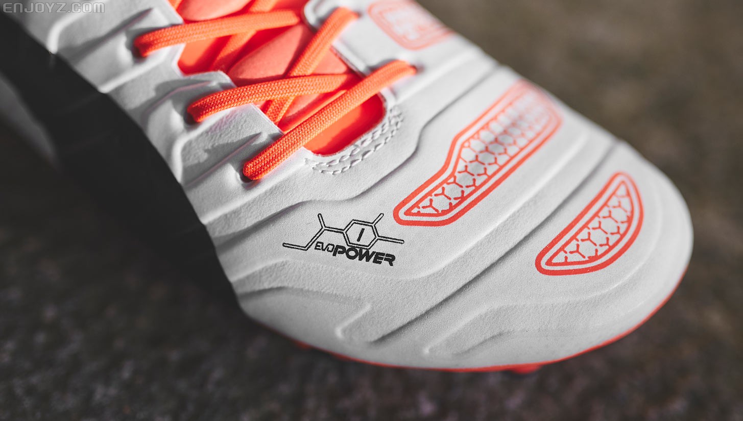 近观彪马evoPOWER 1.2足球鞋全新白橙配色