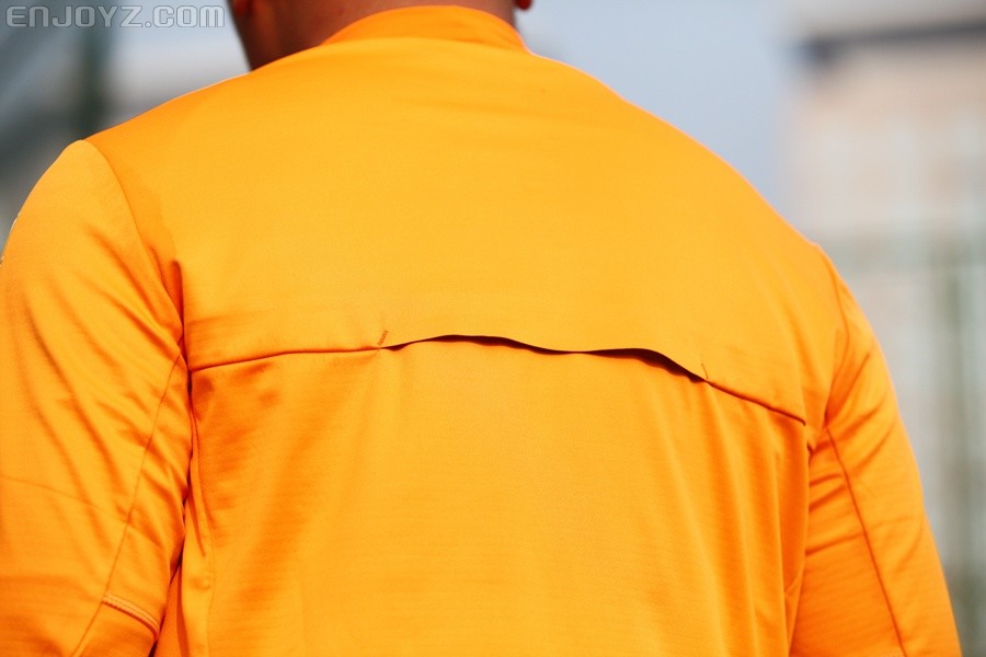 平价之选 卡尔美鲨鱼皮足球训练服实战评测 -