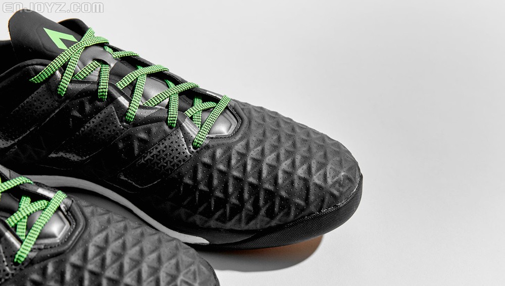 阿迪达斯发布全新顶级小场地足球鞋