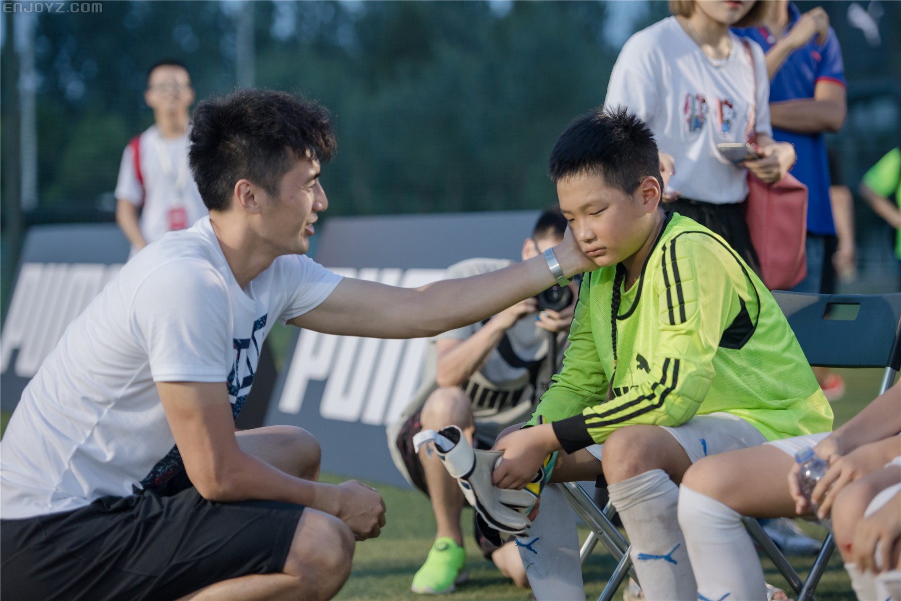 孩子们踢足球——年轻的孩子们在足球场上比赛照片摄影图片_ID:170700019-Veer图库