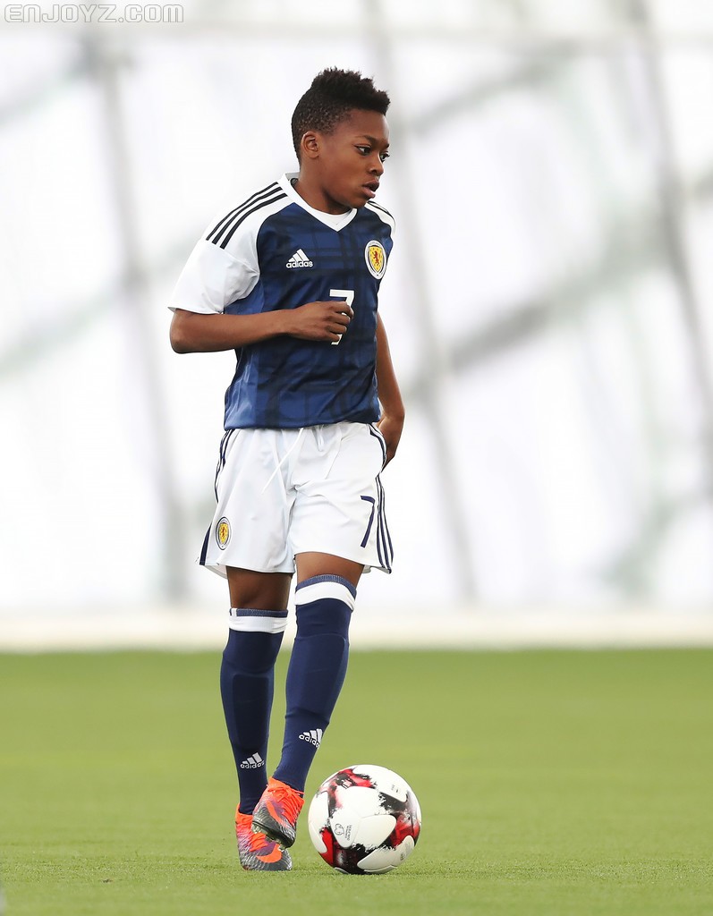 妖童小小登贝莱 剪鞋领备战U16威尔士 - 球鞋