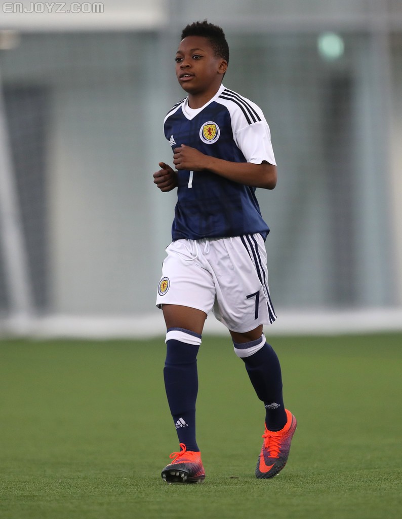 妖童小小登贝莱 剪鞋领备战U16威尔士 - 球鞋