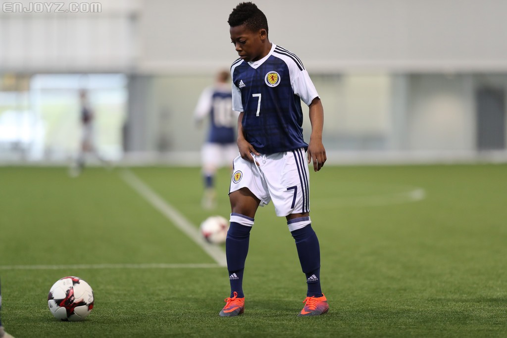 妖童小小登贝莱 剪鞋领备战U16威尔士 - 球鞋