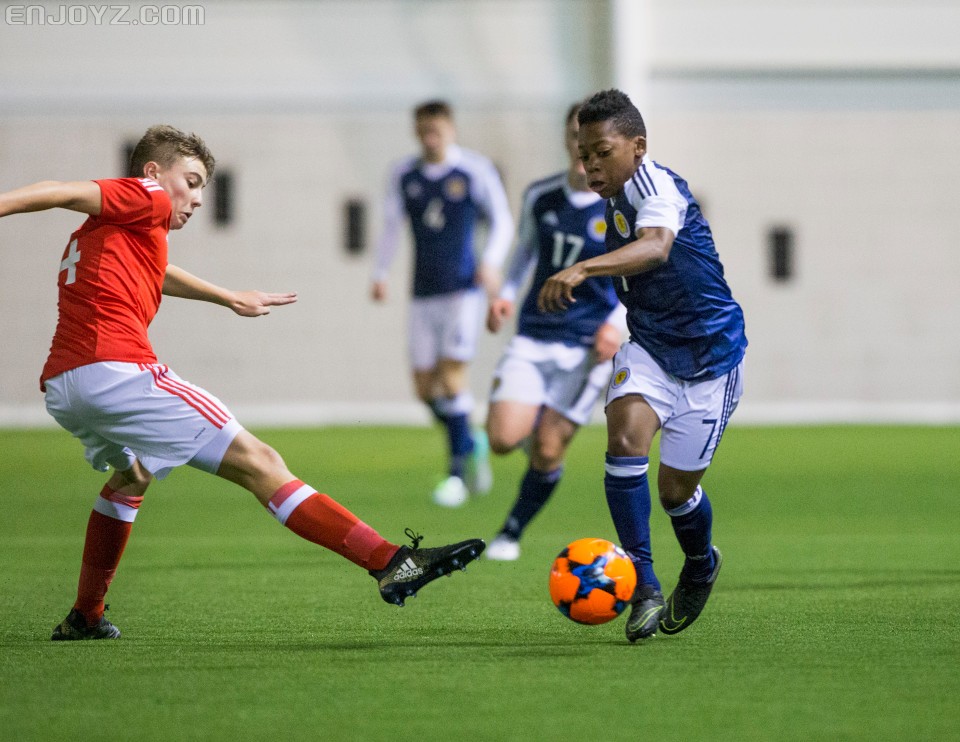 妖童小小登贝莱 剪鞋领备战U16威尔士 - 球鞋