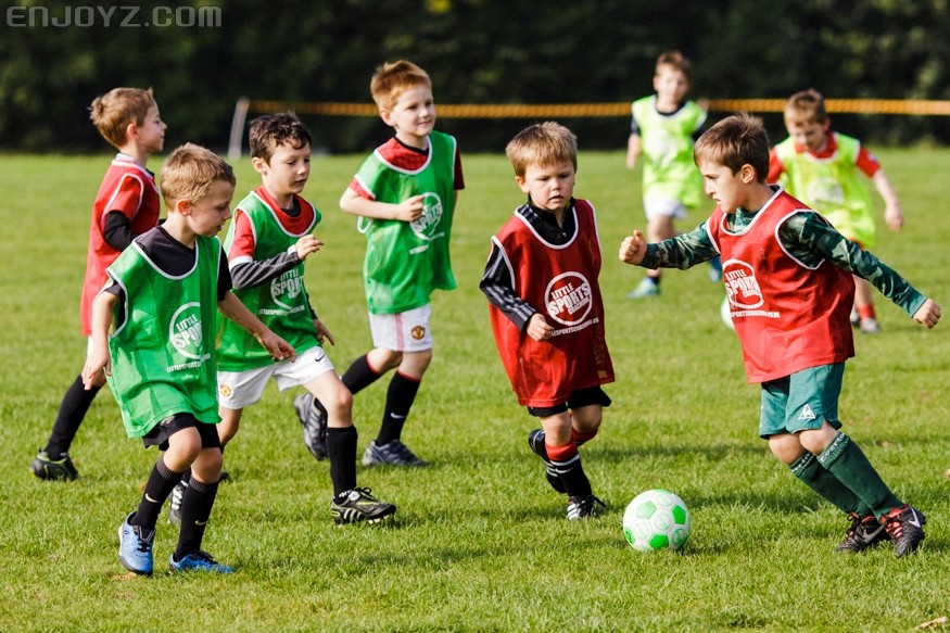 孩子最好在几岁开始学踢球? - 经验 - 足球鞋足球装备