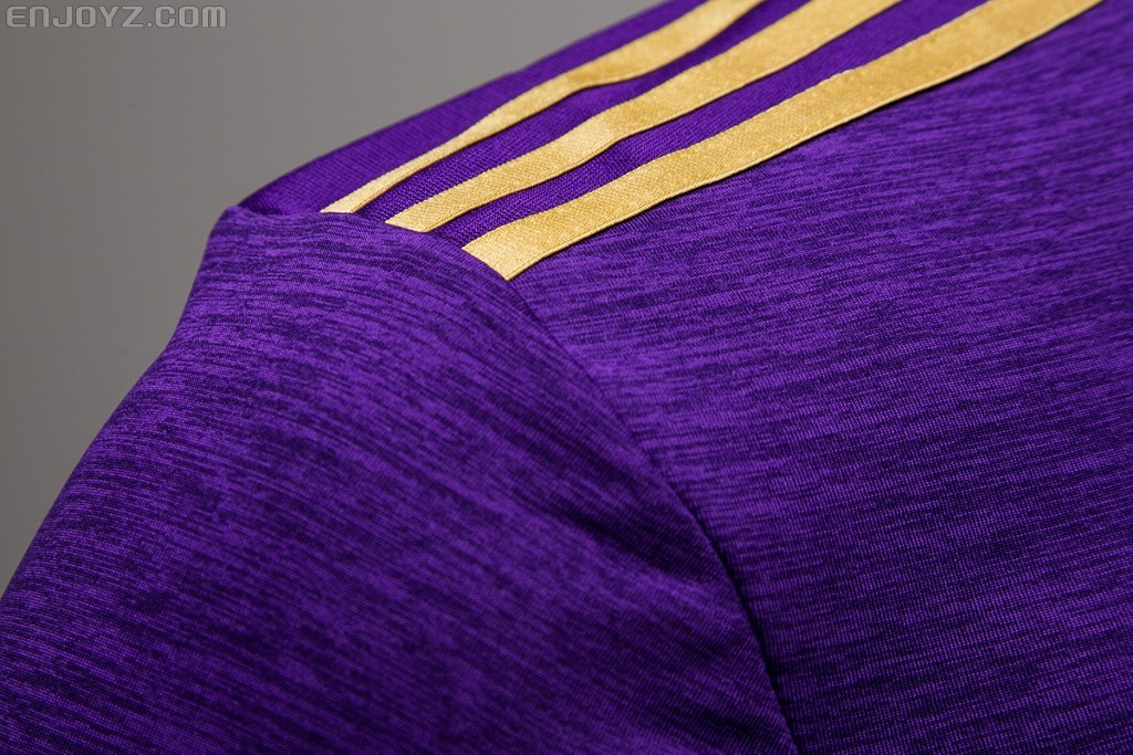 金色阿迪达斯胜利三条纹出现在球衣肩部,与紫色球衣搭配展现出王者般