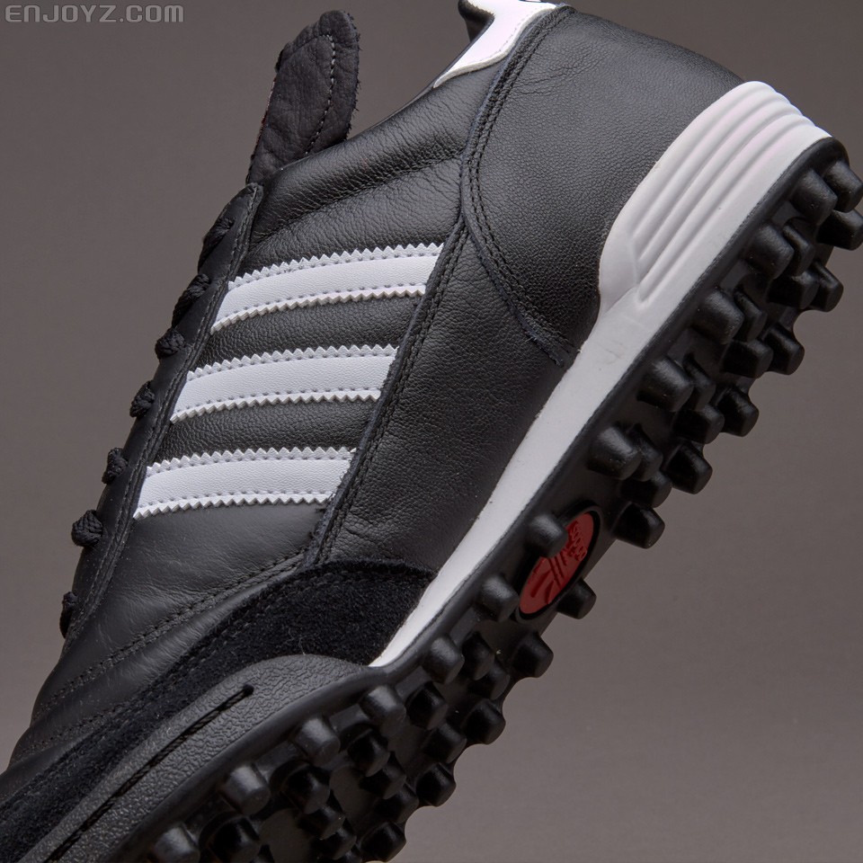 不同场地 选对球鞋很重要 - 足球鞋价格_导购