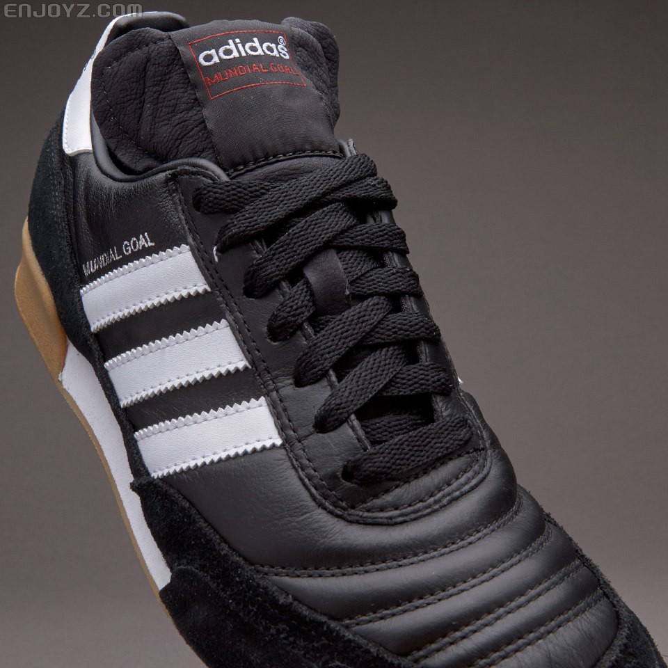 不同场地 选对球鞋很重要 - 足球鞋价格_导购