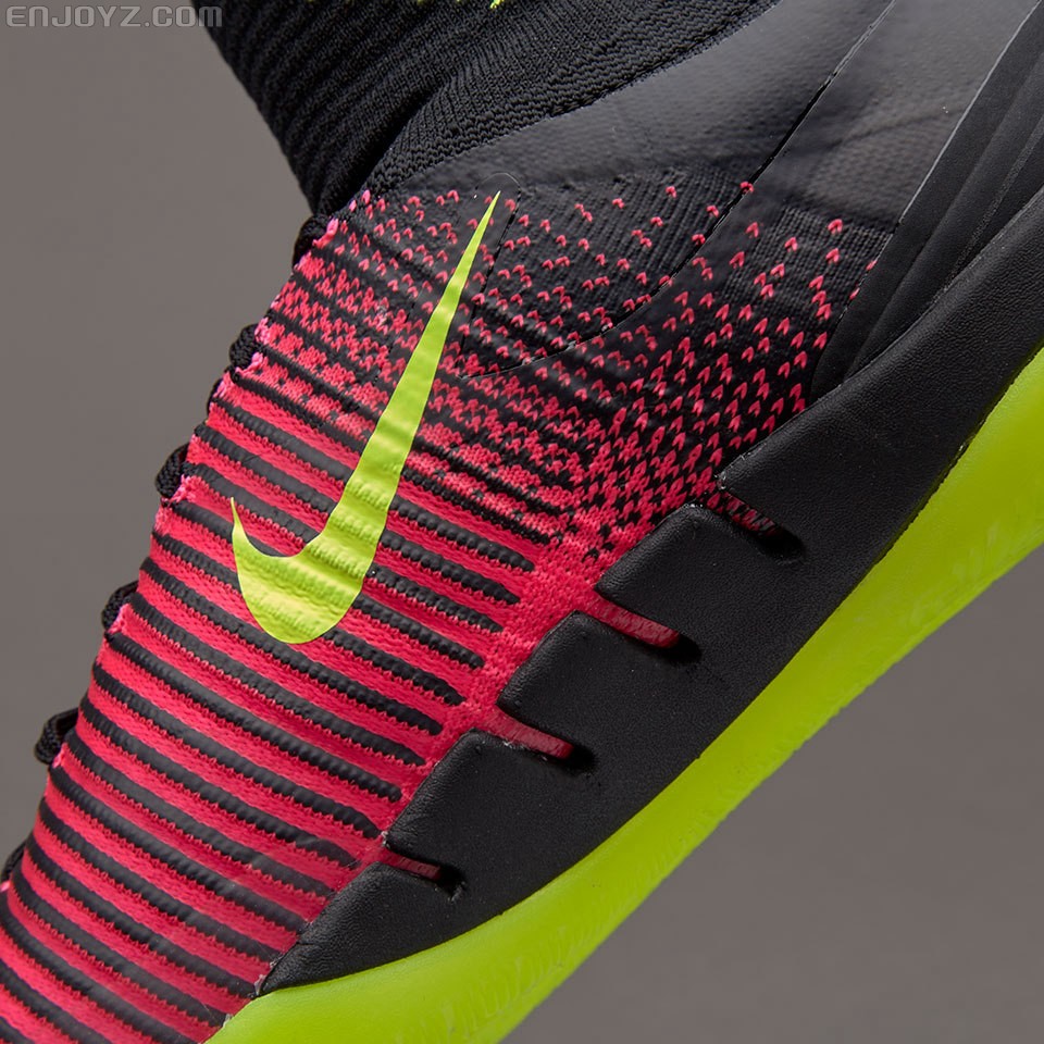 不同场地 选对球鞋很重要 - 足球鞋价格_导购