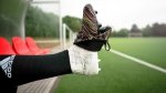 【中文字幕】看freekickerz用adidas glitch挑战任意球