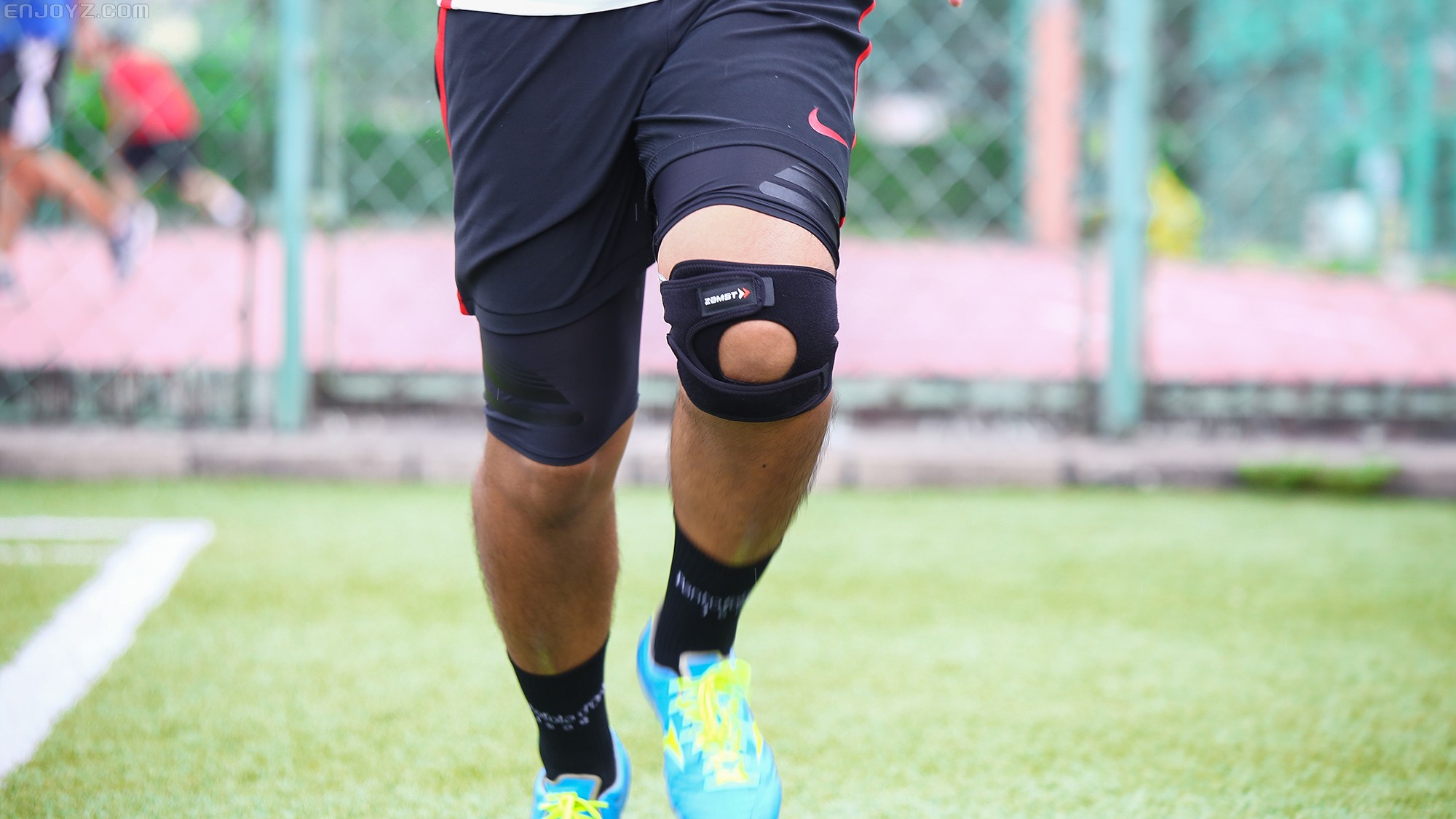 安心保护！赞斯特ZK-7护膝评测 - 球衣评测 - 足球鞋足球装备门户_ENJOYZ足球装备网