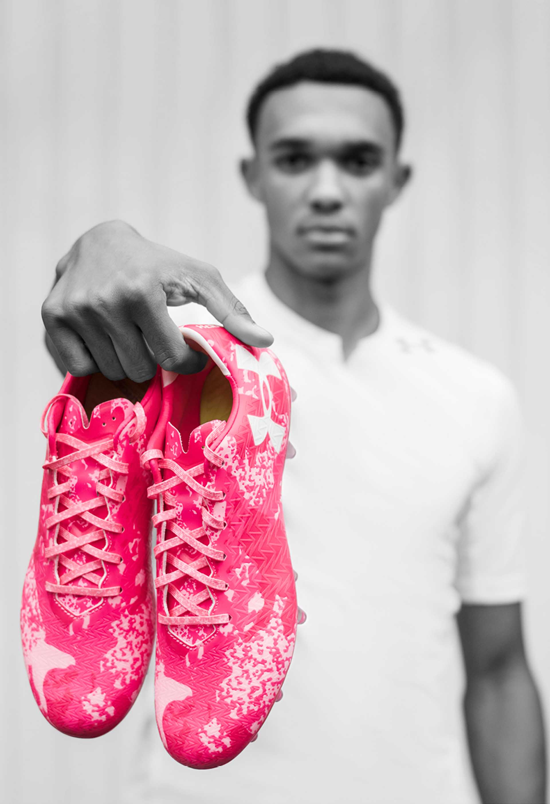 近观！Under Armour“Power In Pink”套装 球鞋 足球鞋足球装备门户_ENJOYZ足球装备网