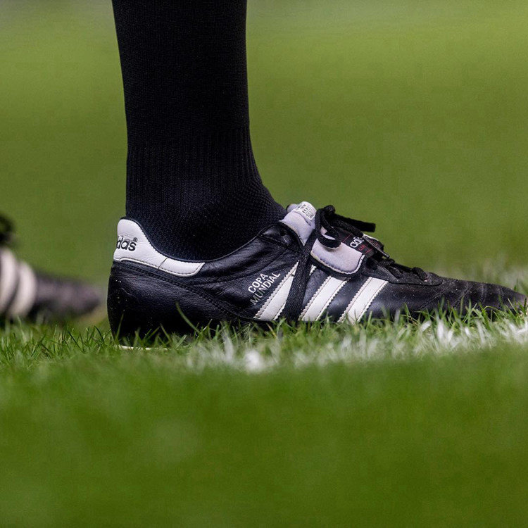 光从外观上,adidas copa mundial fg足球鞋就能让你瞬间从稚嫩的小