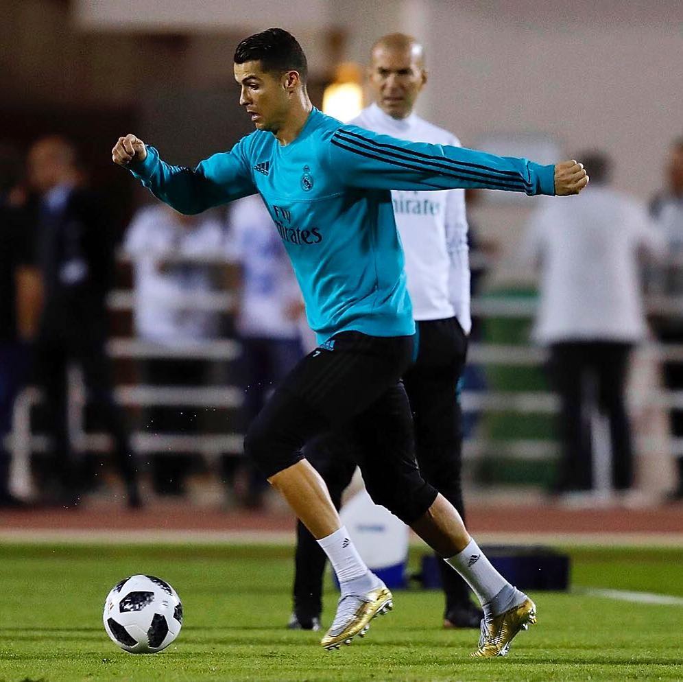 c罗训练上脚全新金球奖专属mercurial cr7足球鞋