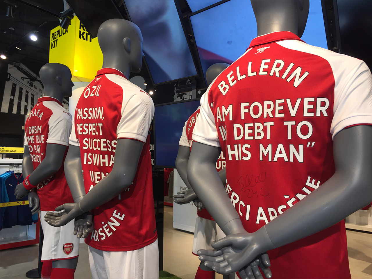 临别赠言 阿森纳商店展示特别版球衣致敬温格