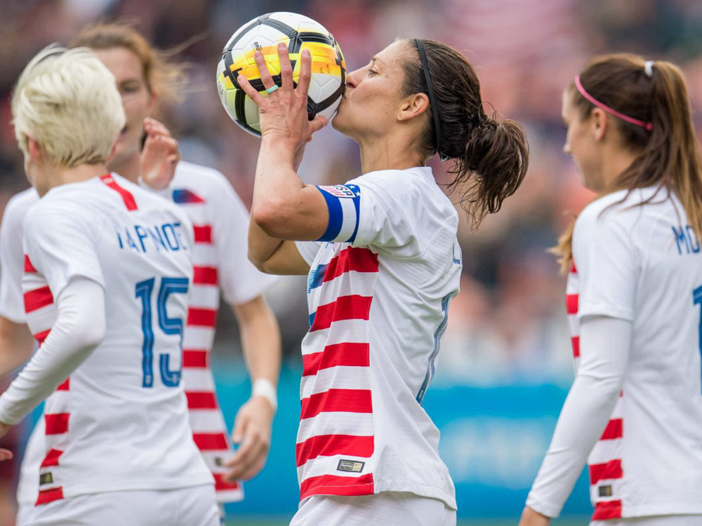 耐克为卡莉·劳埃德推出国家队百球纪念战靴