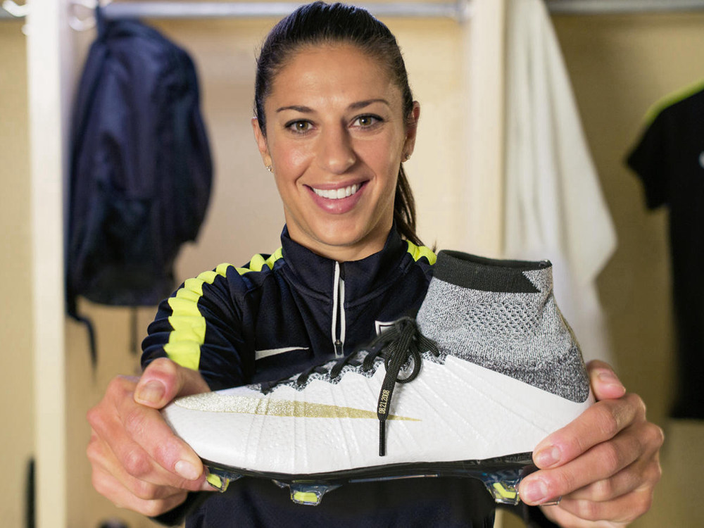 耐克为卡莉·劳埃德推出国家队百球纪念战靴