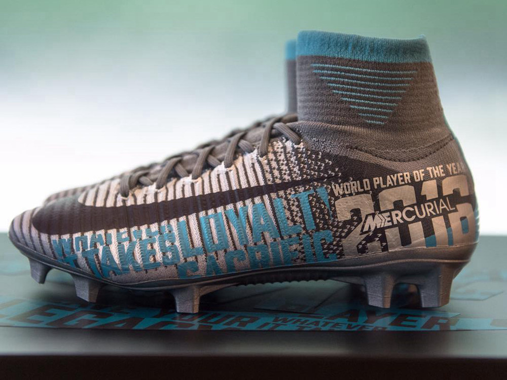 耐克为卡莉·劳埃德推出国家队百球纪念战靴