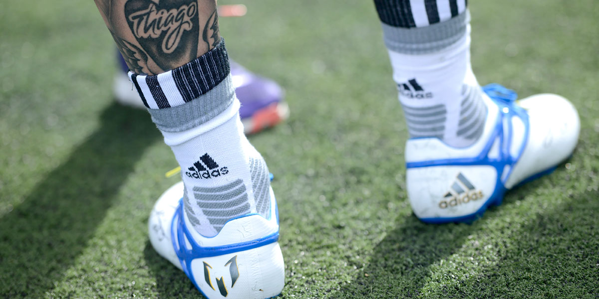 时至今日,白蓝配色的adidas messi 15战靴依旧显得优雅美观,与梅西的