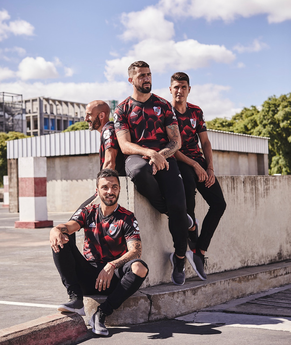 阿迪达斯发布河床2019赛季客场球衣