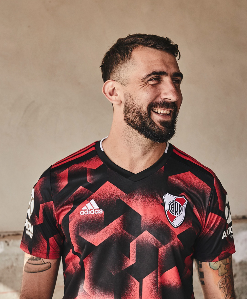 阿迪达斯发布河床2019赛季客场球衣