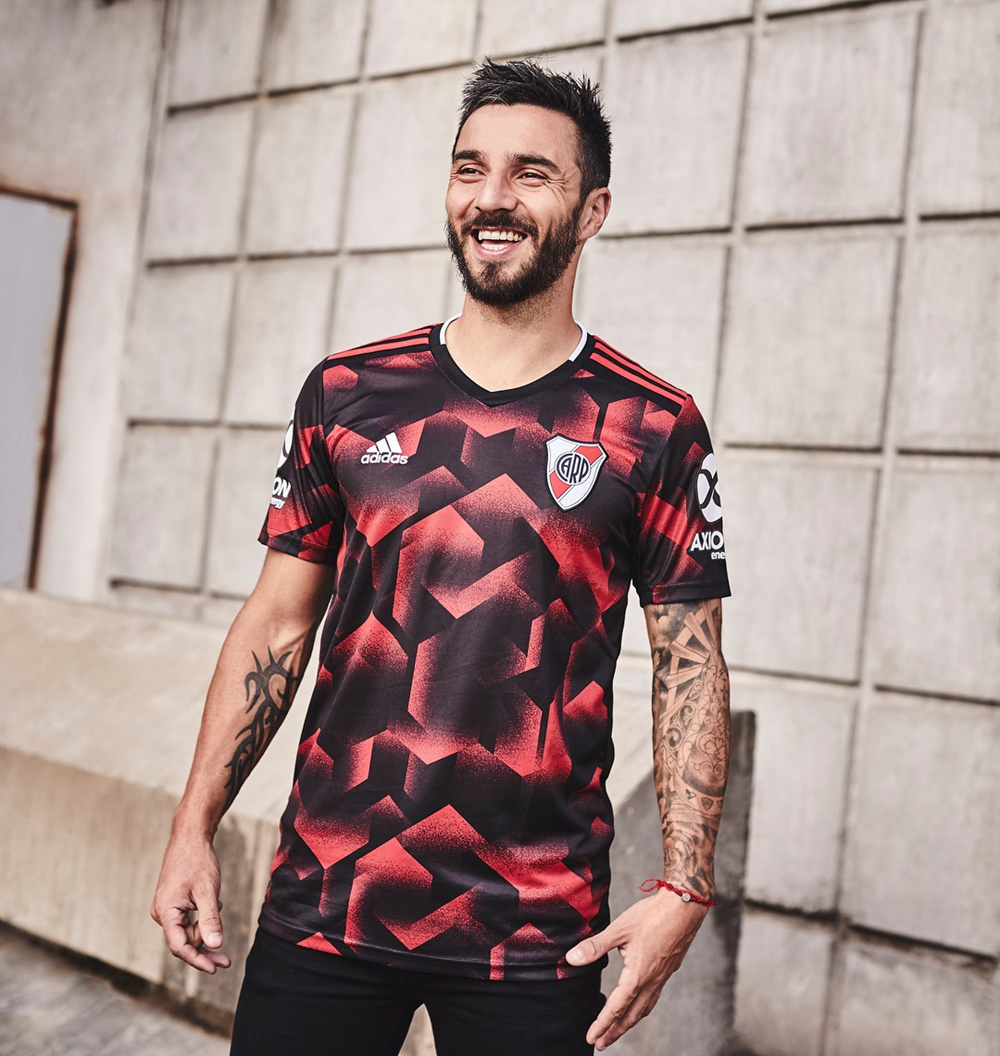 阿迪达斯发布河床2019赛季客场球衣