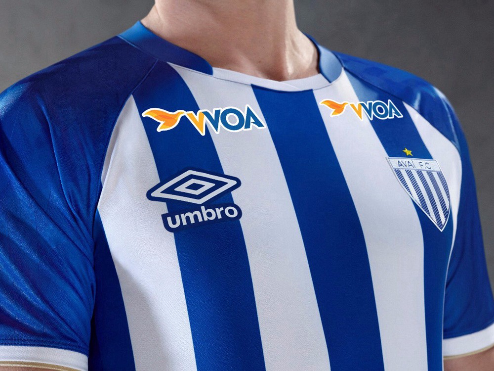 阿瓦伊2020/21赛季主场球衣延续了球队标志性的蓝白条纹球衣样式,并且