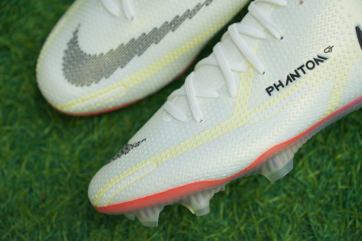 pack"足球鞋 作为更新换代的产品,耐克phantom gt 2 elite足球鞋的