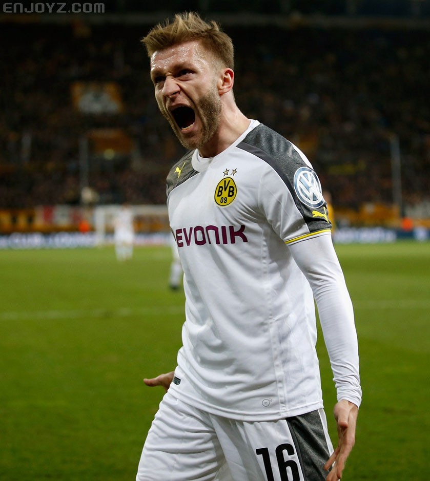 德国杯第三轮的秘密:多特蒙德白色球衣初登场 - 战袍对垒 - 足球鞋