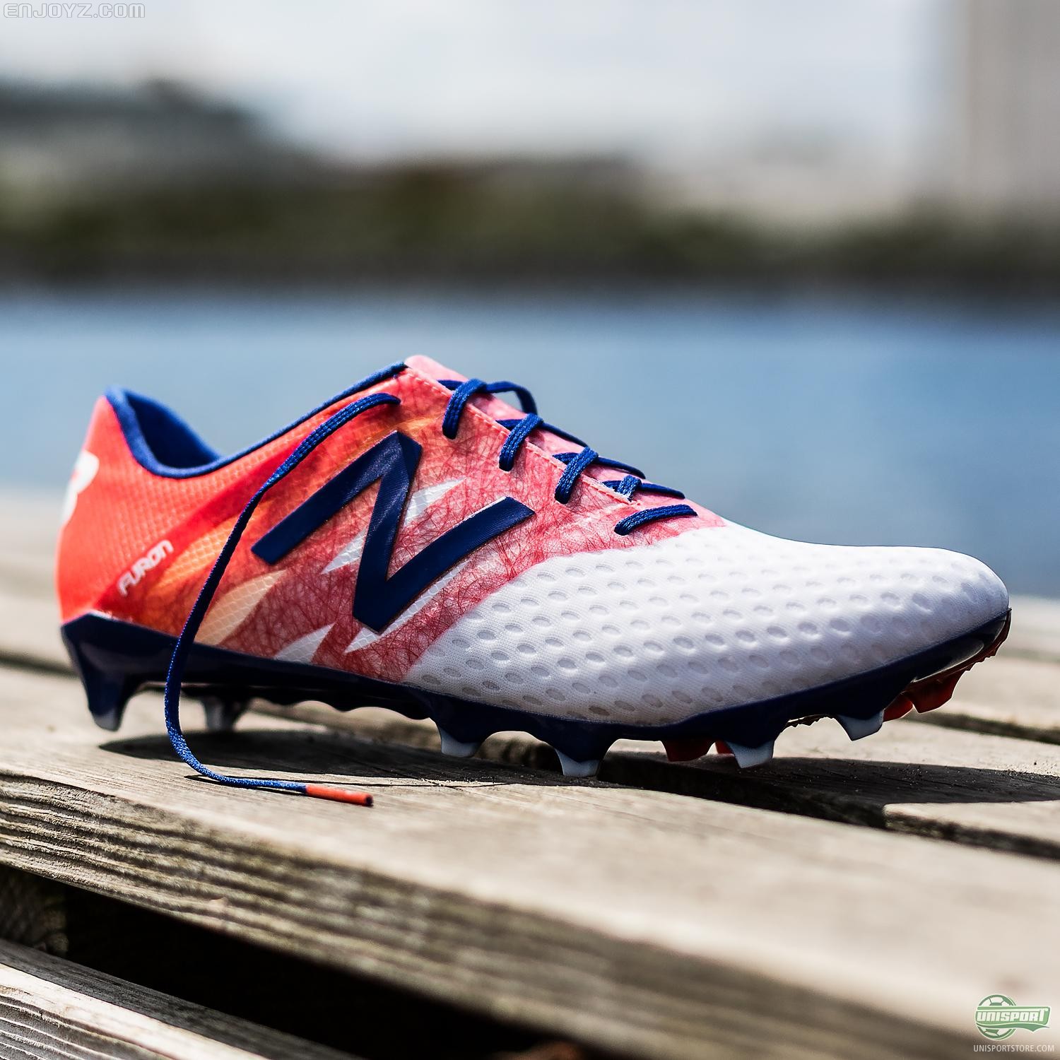 前面我们已经报道了另一款名为visaro的new balance足球鞋,visaro和