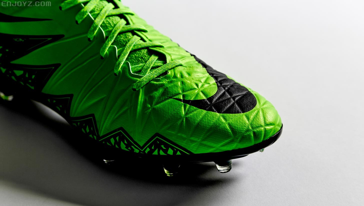 全新绿黑配色毒锋二代足球鞋赏析
