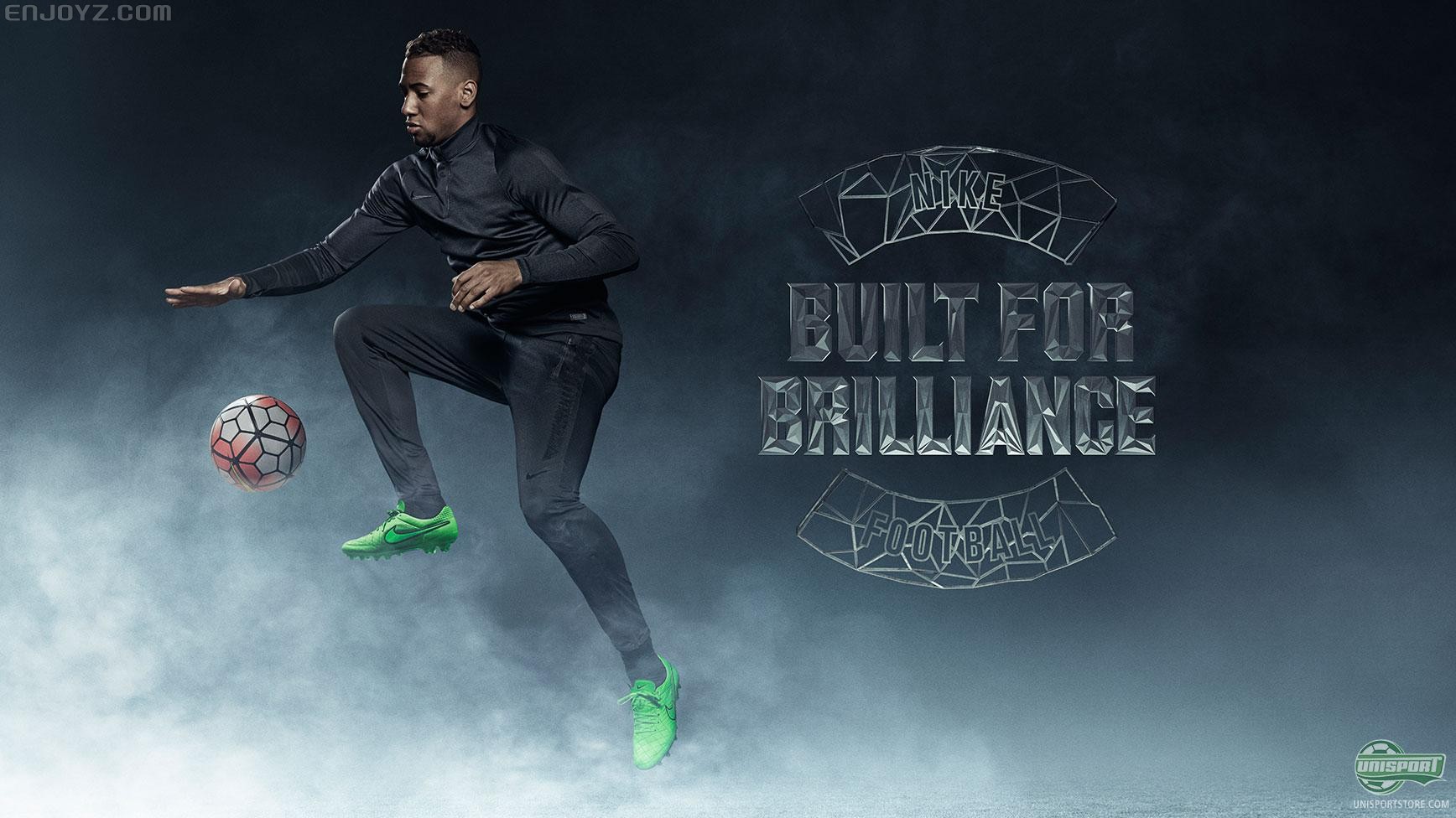 耐克雷暴苹果绿色传奇足球鞋登场