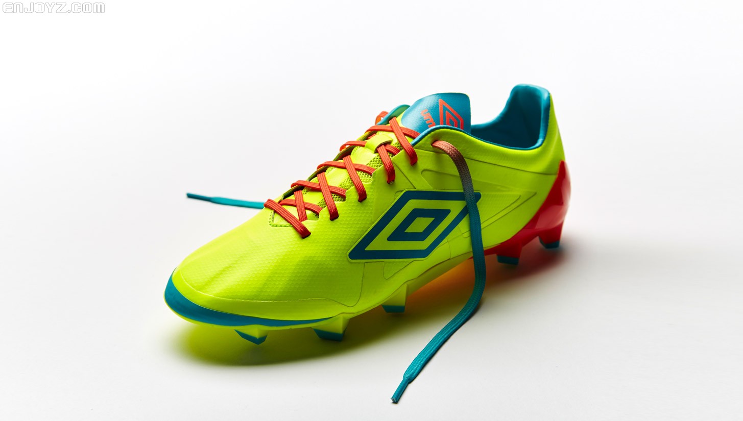 茵宝推出全新黄蓝红配色velocita足球鞋