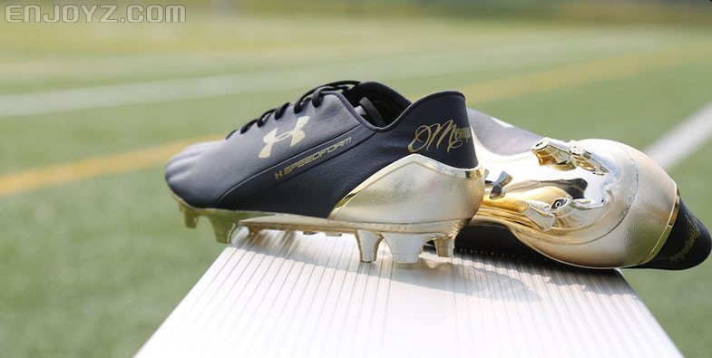 安德玛为德佩推出黑金配色speedform足球鞋