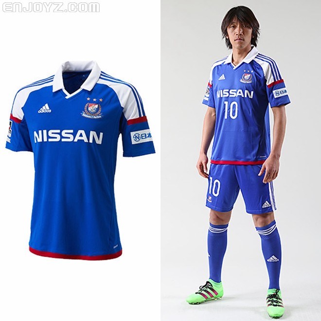 时穿着的球衣为模板,主场球衣沿用了俱乐部传统的蓝,白,红三色搭配