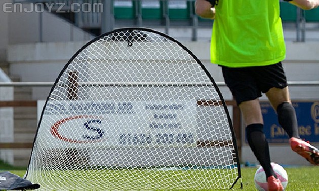 比如可以使用内脚背踢内旋球,脚弓推射,外脚背射门,脚尖射门,但其实正