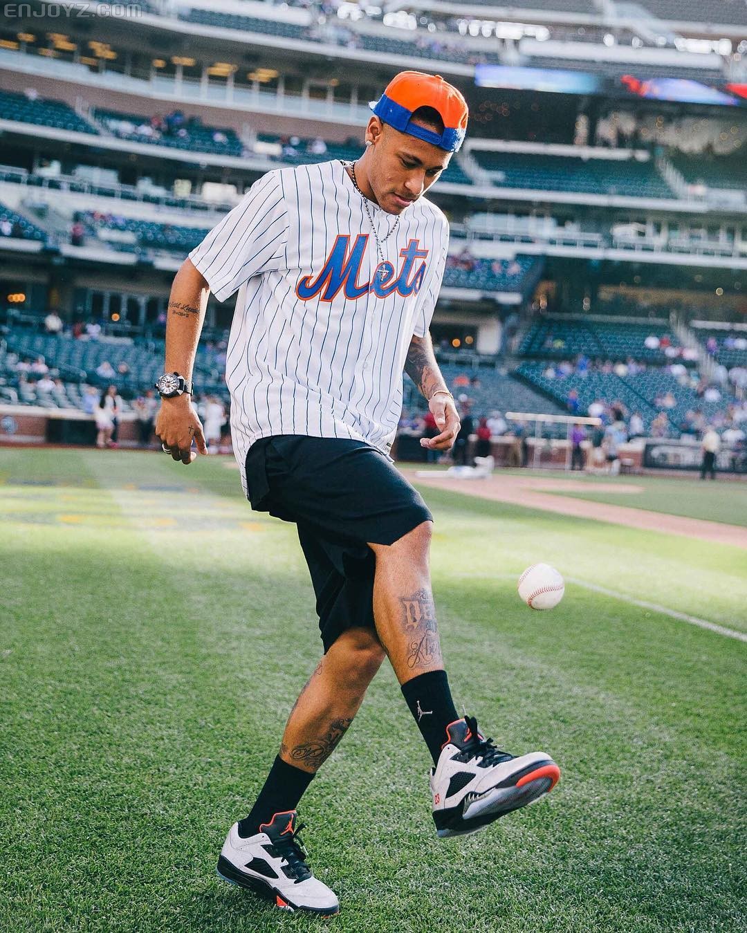 内马尔花旗球场挥棒穿的就是专属aj5