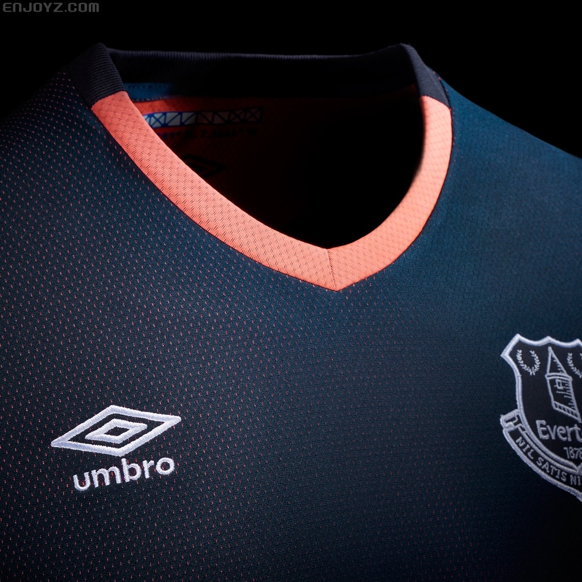 除了配色上的特别,umbro还在埃弗顿客场球衣上采用了新的面料,球鞋藏