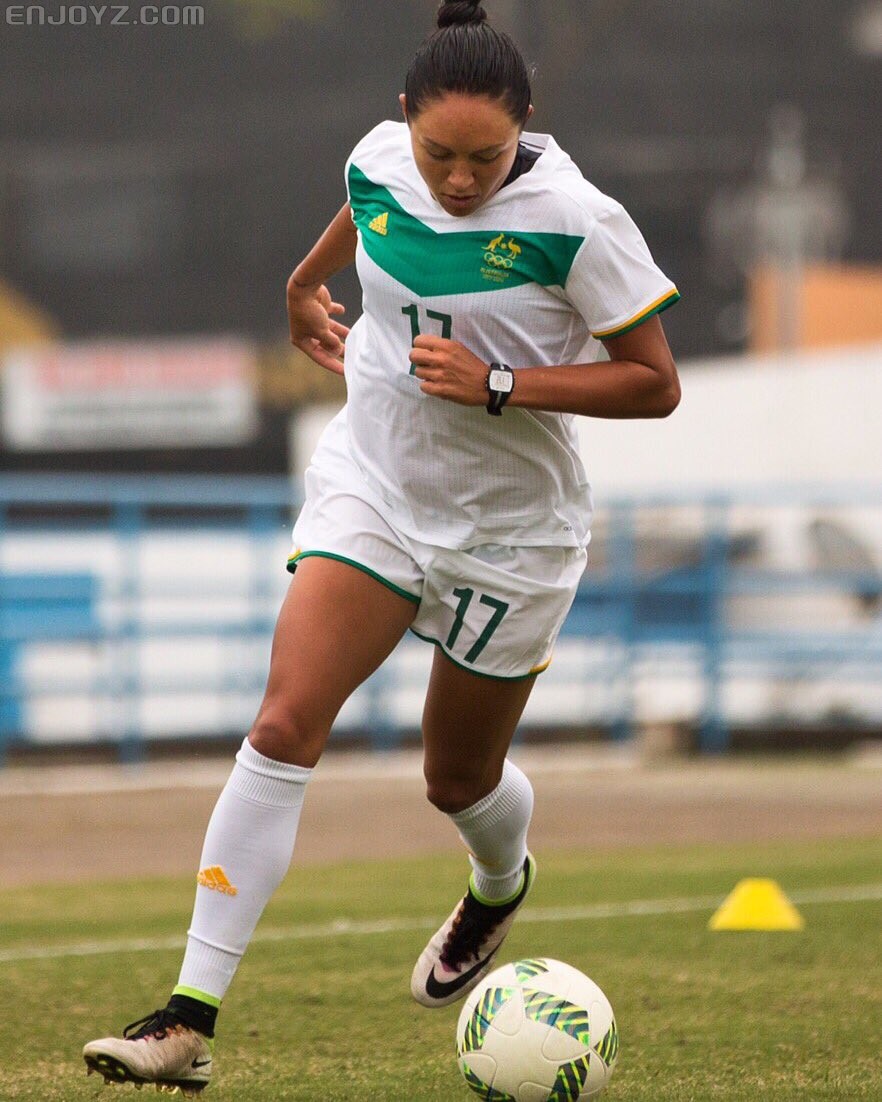 澳大利亚女足基娅·西蒙上脚涂鸦刺客