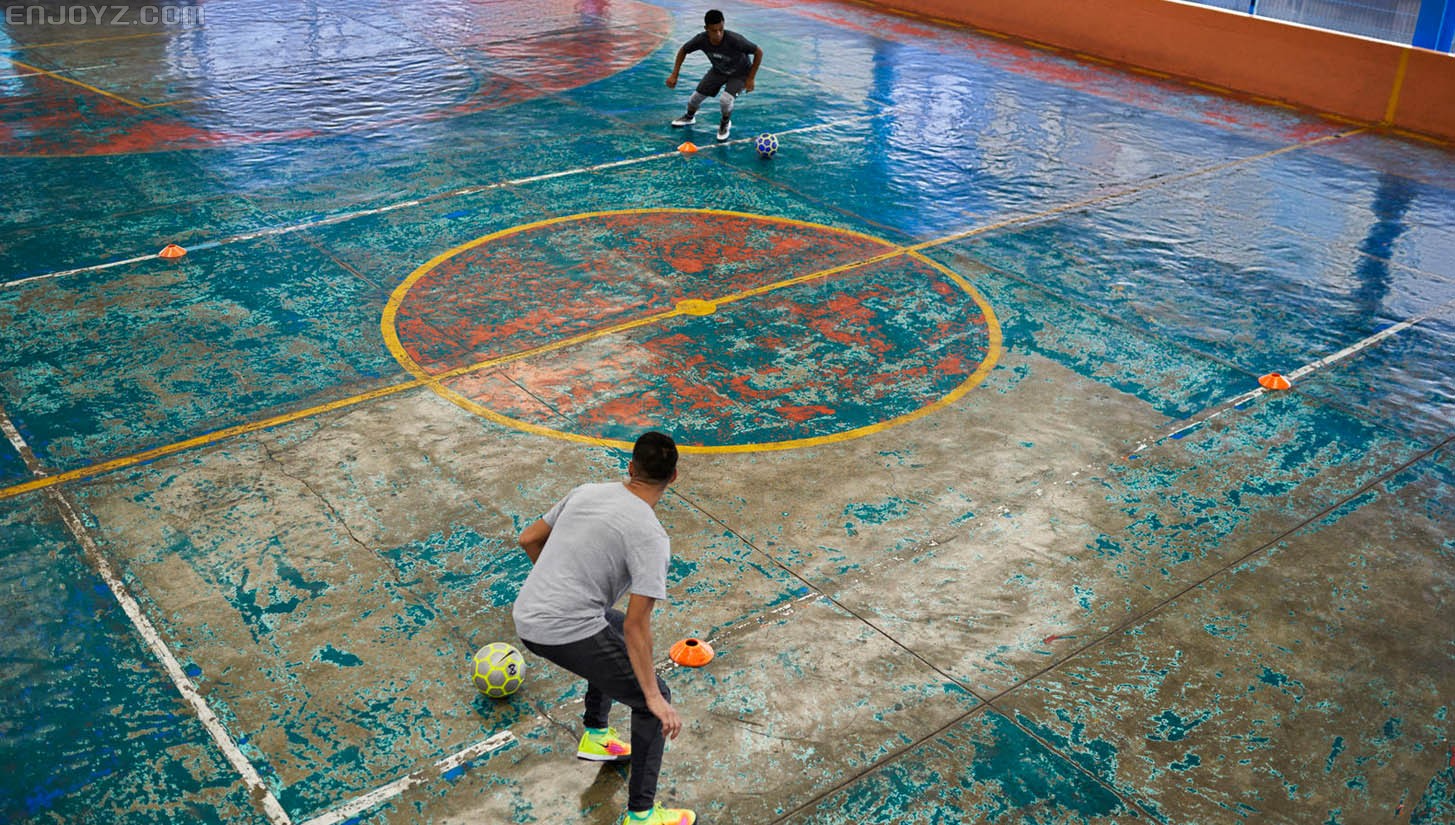 球员们穿上magistax小场球鞋,在硬地球场上尽情展示他们的才华.