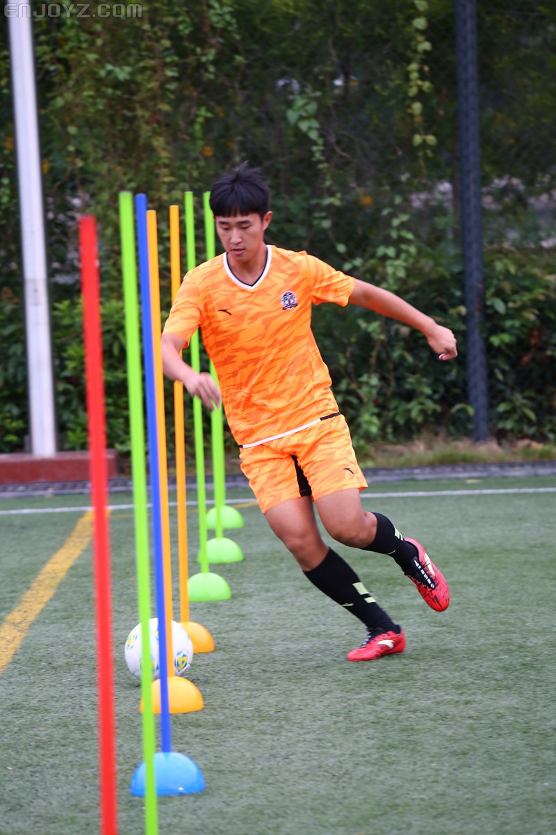 带球绕桩,推球入网,挑战九宫格这三项组成了技巧挑战环节,任意球挑战