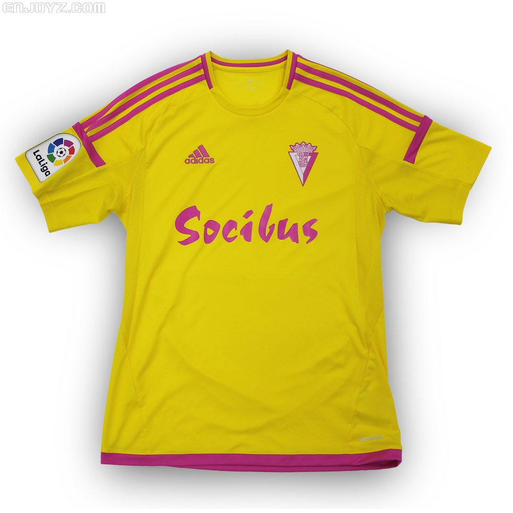 除此之外,球衣胸前的阿迪达斯logo与卡迪斯队徽都采用了粉红色设计.