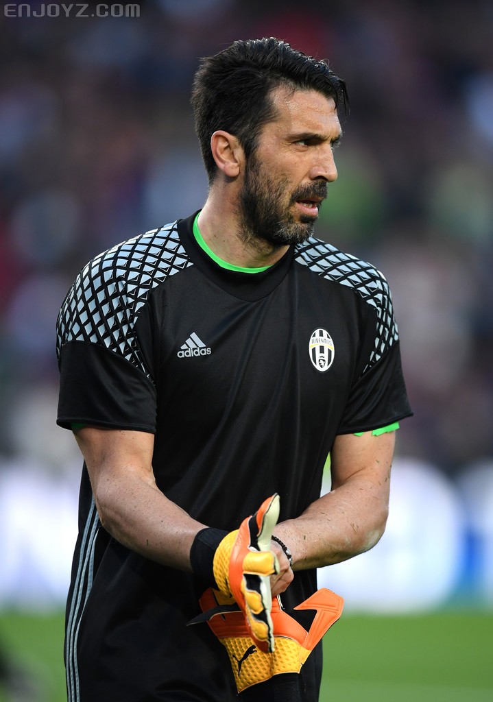 为了不违规,puma为布冯做了定制手套