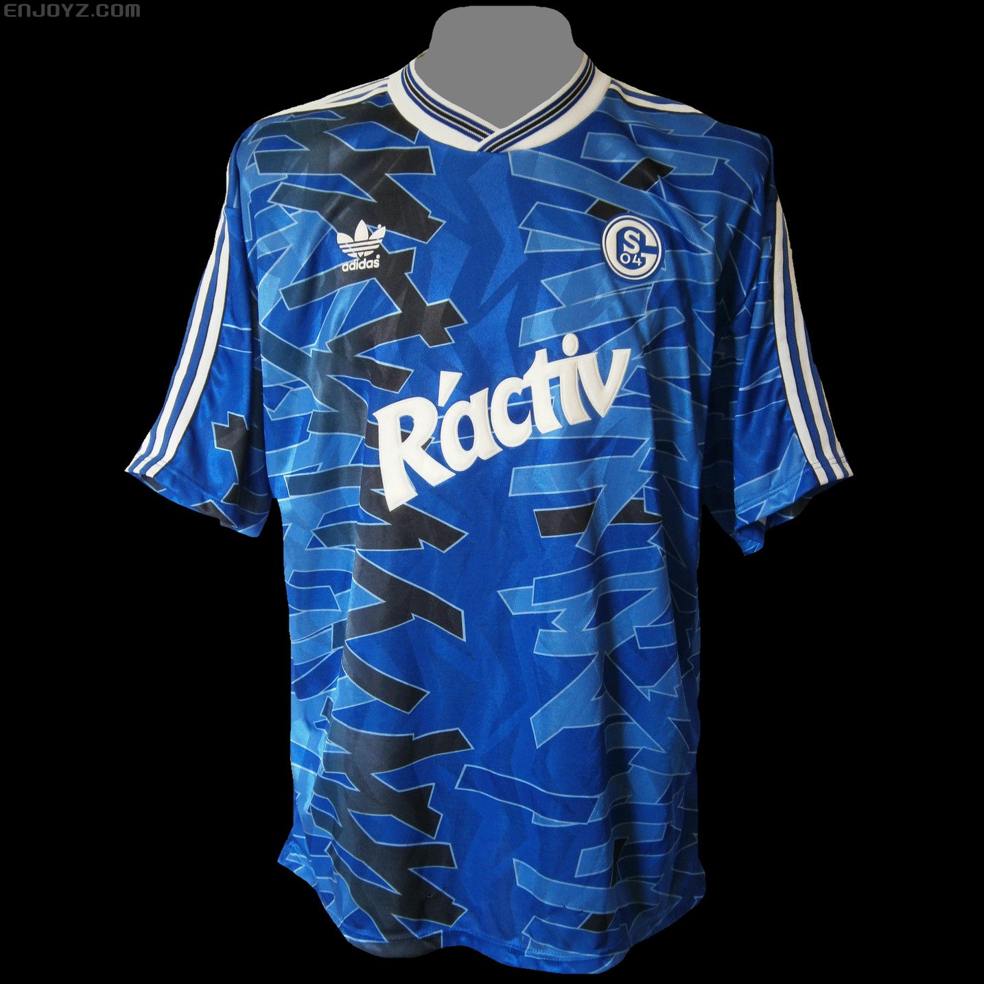 阿迪达斯发布2017/18赛季沙尔克04客场球衣