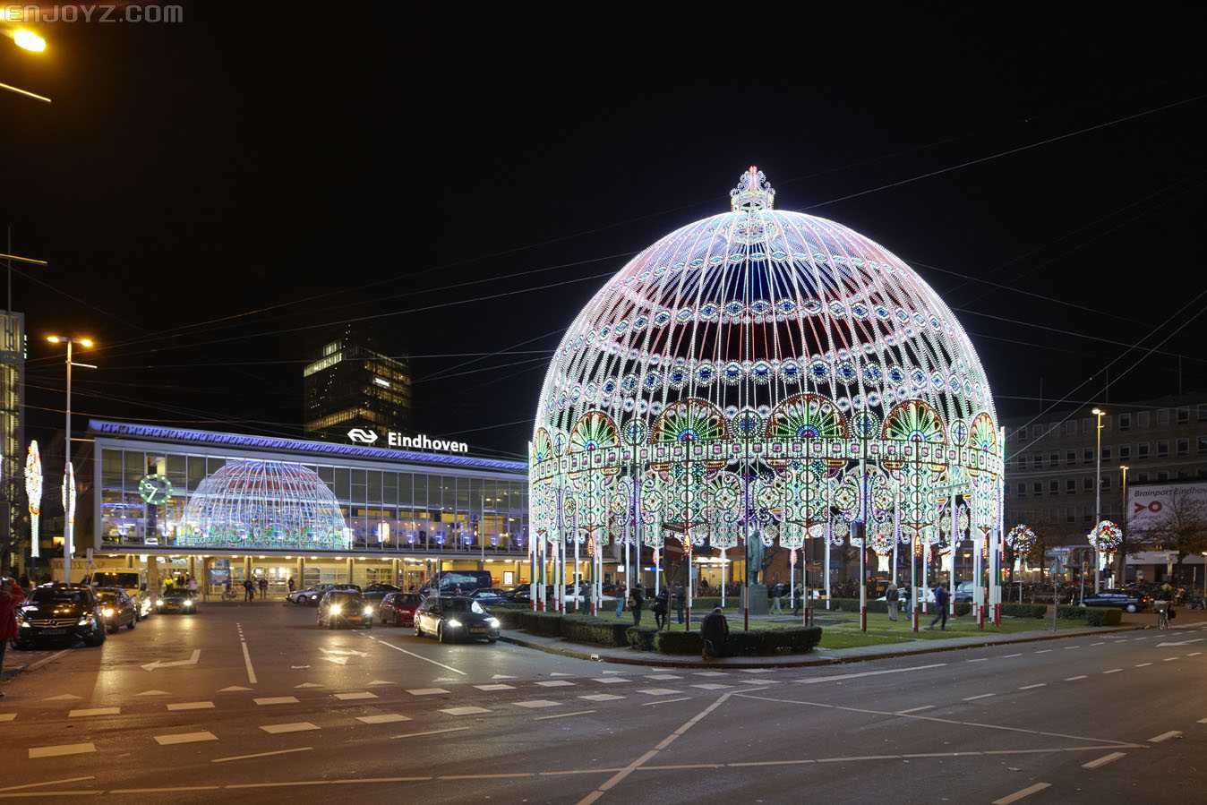 coates说:"埃因霍温球迷以他们城市的灯光自豪,所以umbro也喜欢新球衣