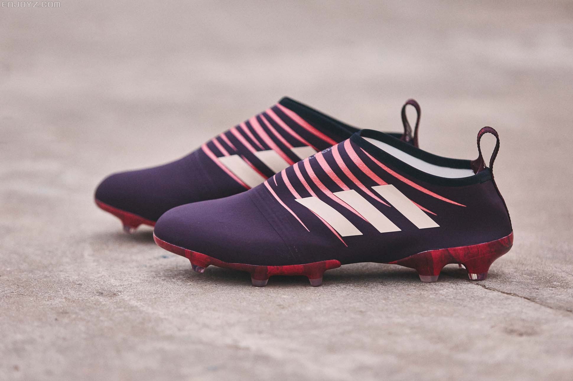 阿迪达斯推出最新配色glitch外靴