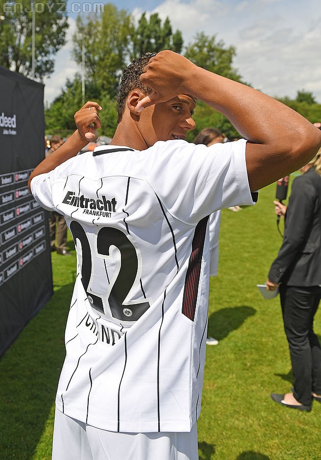 法兰克福2017/18赛季主场球衣正式发布