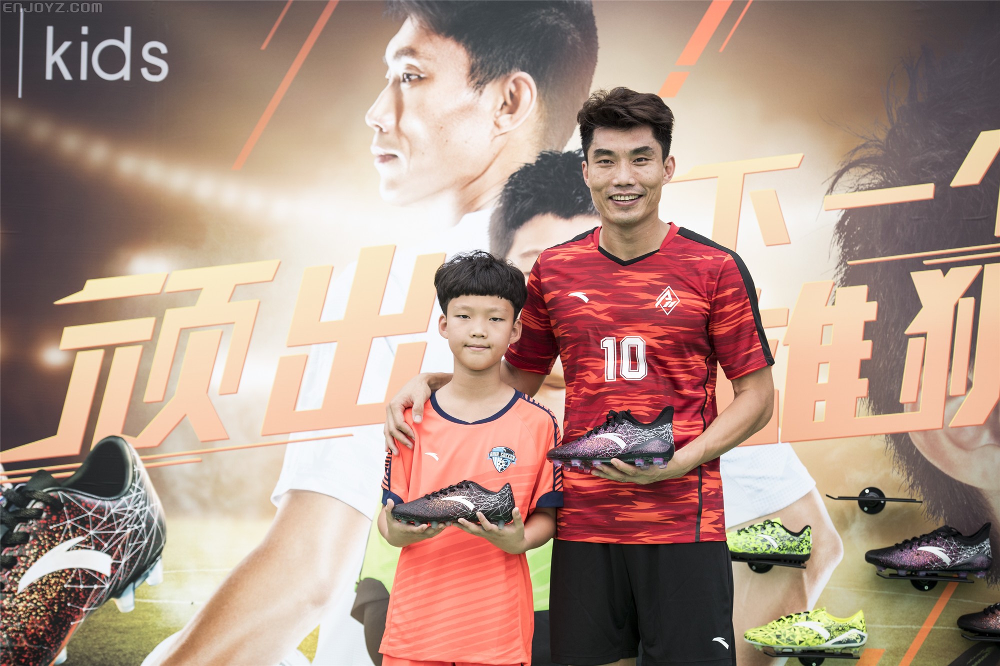 安踏携手郑智发布新战靴 足球战略布局成效显现