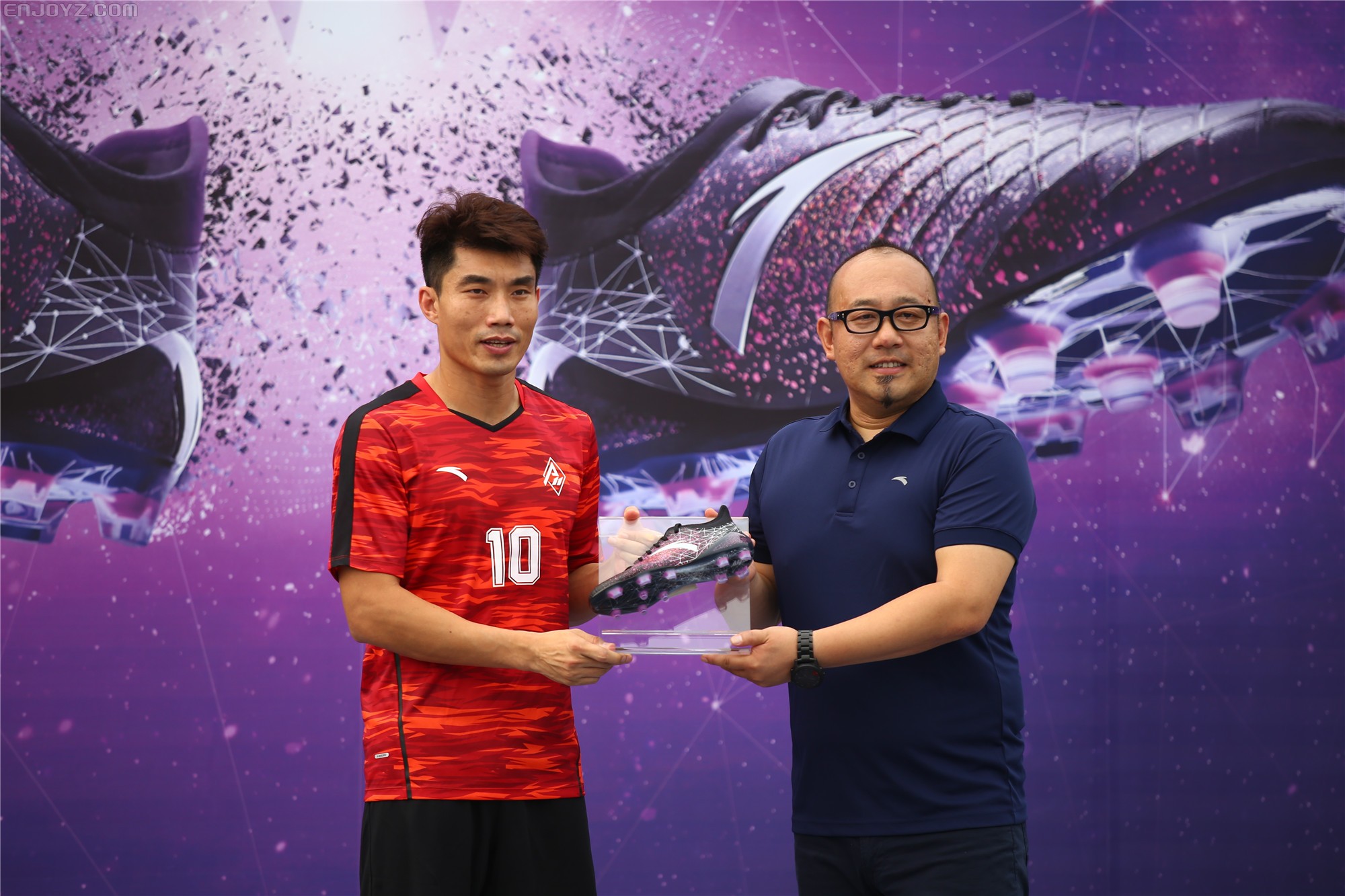 安踏携手郑智发布新战靴 足球战略布局成效显现